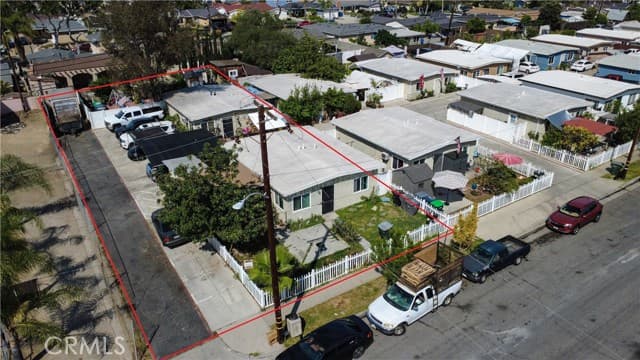 Aerial source photograph of 301–303 Grace Avenue with a red outline
